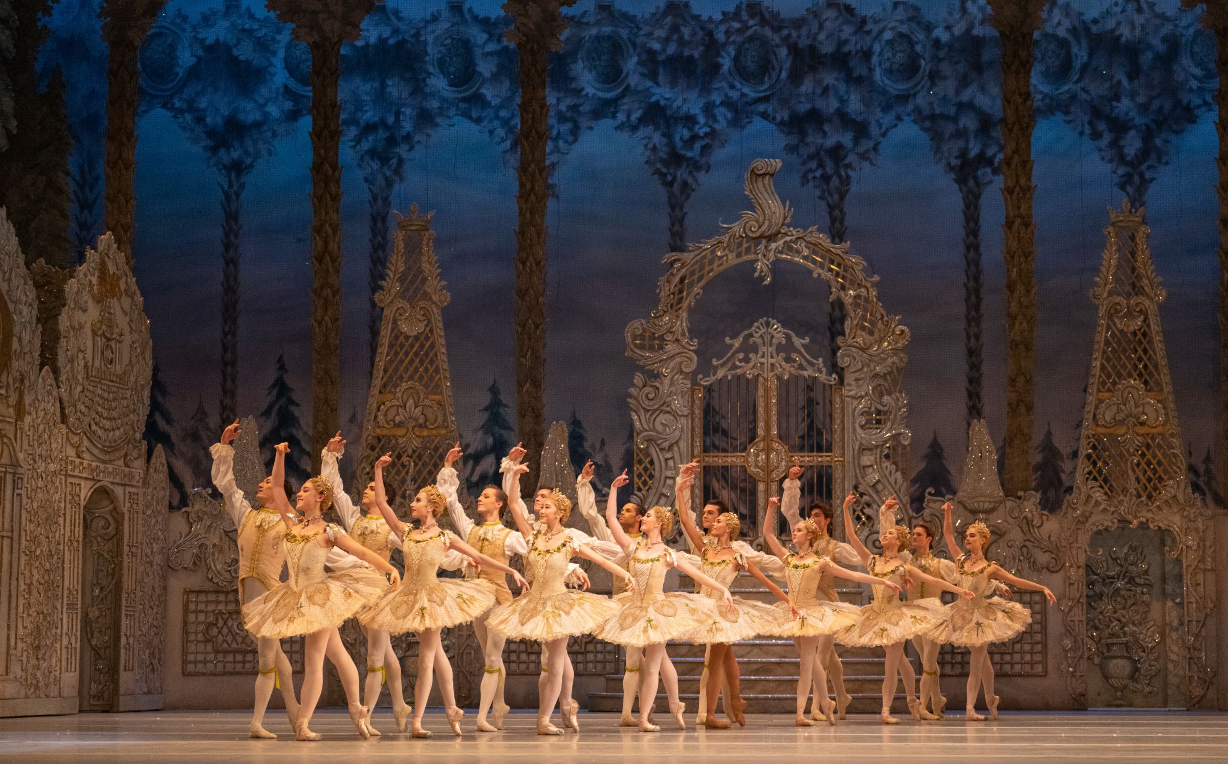 The Royal Ballet in the Kingdom of Sweets in Sir Peter Wright's <i>The Nutcracker</i> © Asya Verzhbinsky