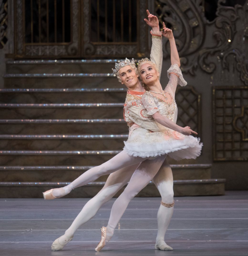 Fumi Kaneko and William Bracewell as the Sugar Plum Fairy and the Prince in <i>The Nutcracker</i> © ROH