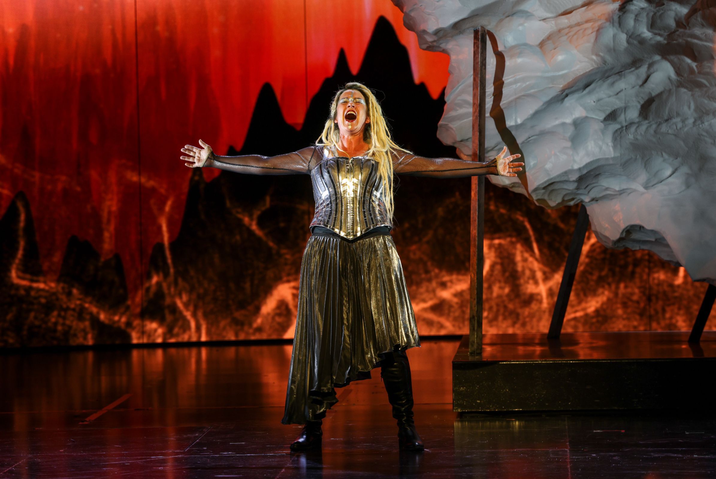 Deborah Humble (Waltraute) © Wallis Media