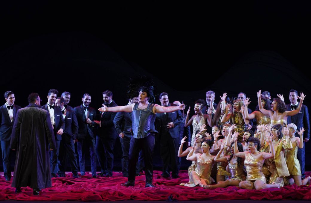 Javier Camarena (Duque de Mantua), Ludovic T&eacute;zier (Rigoletto), Coro Titular y bailarinas &copy; Javier del Real | Teatro Real