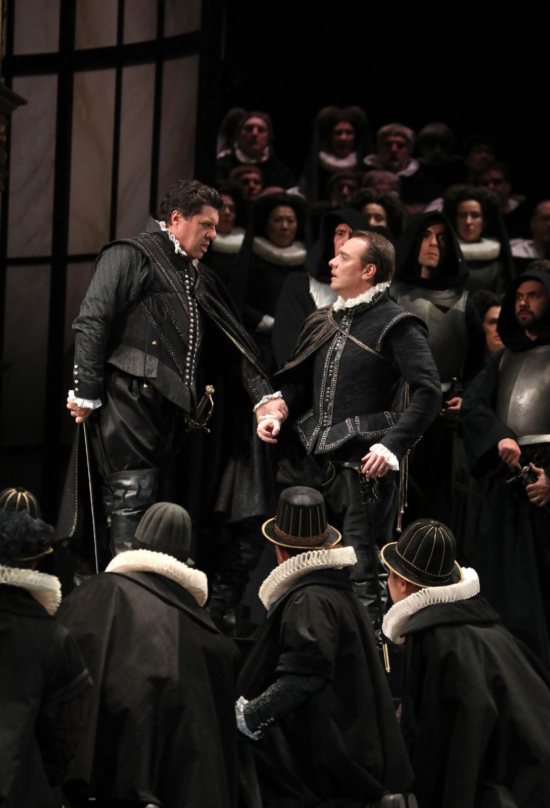 Luca Salsi (Posa), Francesco Meli (Carlo) and the Coro del Teatro alla Scala © Teatro alla Scala | Brescia e Amisano