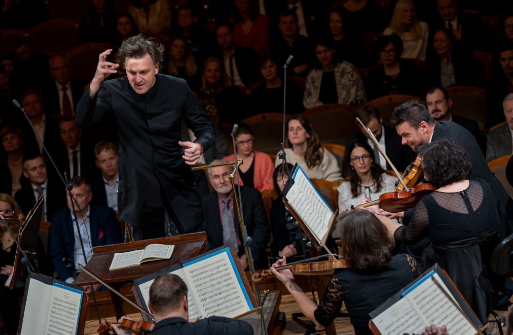 Tom&aacute;&scaron; Netopil conducts the Czech Philharmonic &copy; Petr Kadlec