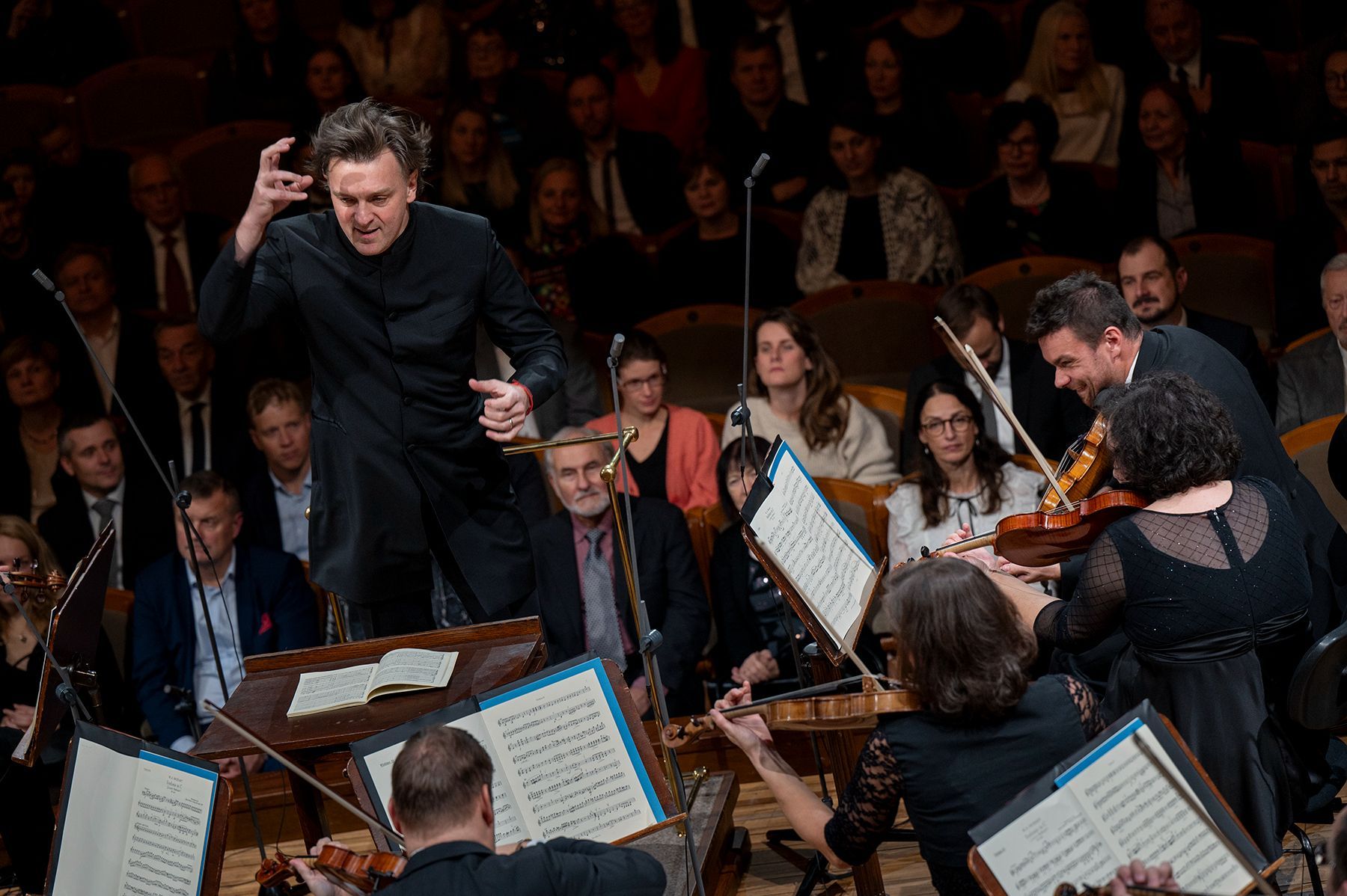 Tomáš Netopil conducts the Czech Philharmonic &copy; Petr Kadlec