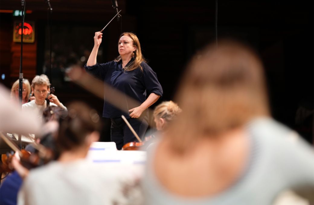 Simone Young en répétition avec l'Orchestre Philharmonique de Radio France © Christophe Abramowitz / Radio France