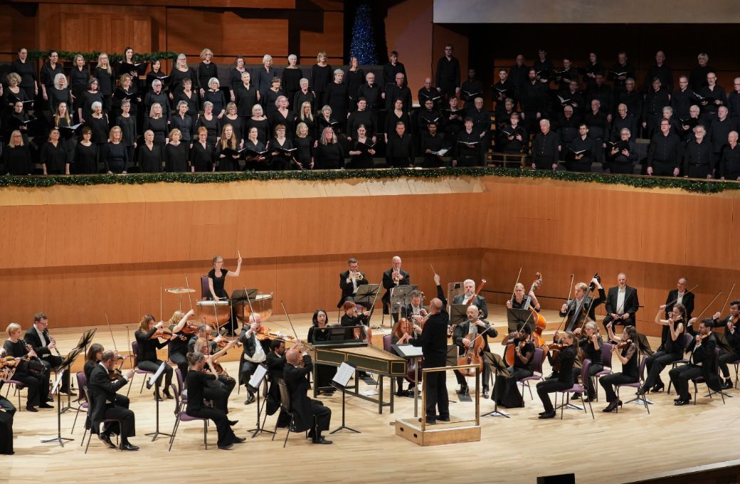 Stephen Layton conducts the Hall&eacute; Choir and the Hall&eacute; &copy; Bill Lam, The Hall&eacute;