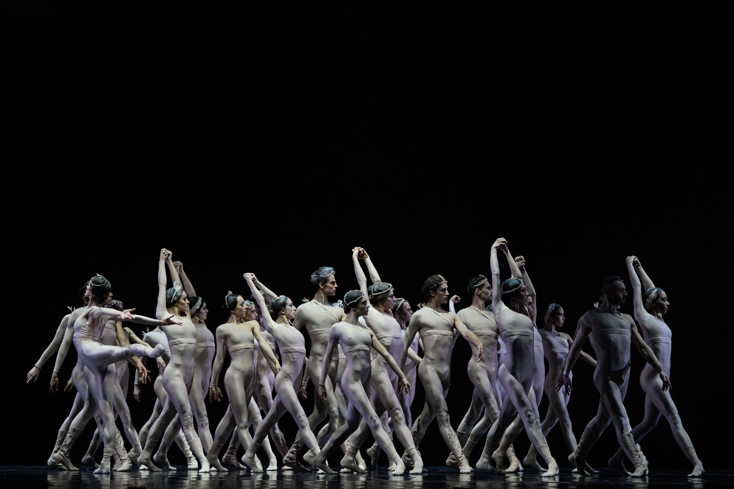 Staatsballett Berlin in Sharon Eyal's <i>2 Chapters Love</i> &copy; Carlos Quezada