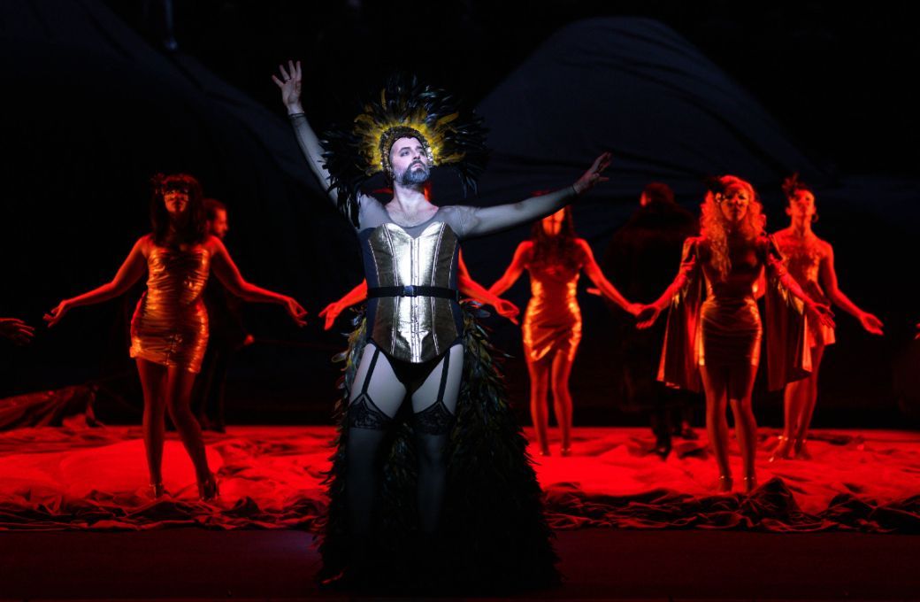 &Eacute;tienne Dupuis (Rigoletto) y bailarinas &copy; Javier del Real | Teatro Real