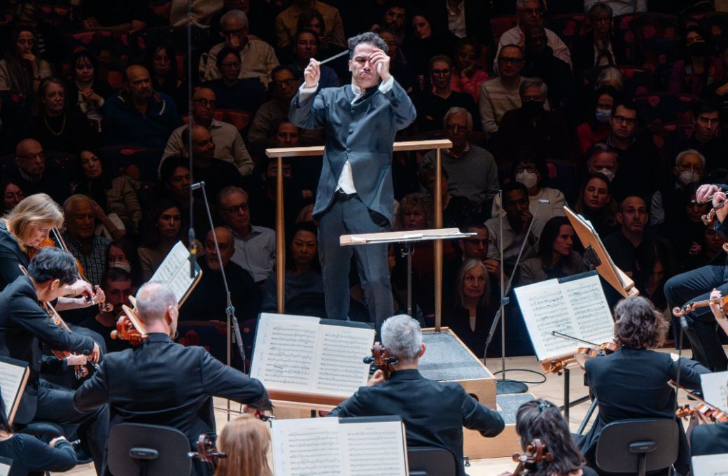 Andrés Orozco-Estrada conducts the New York Philharmonic &copy; Brandon Patoc