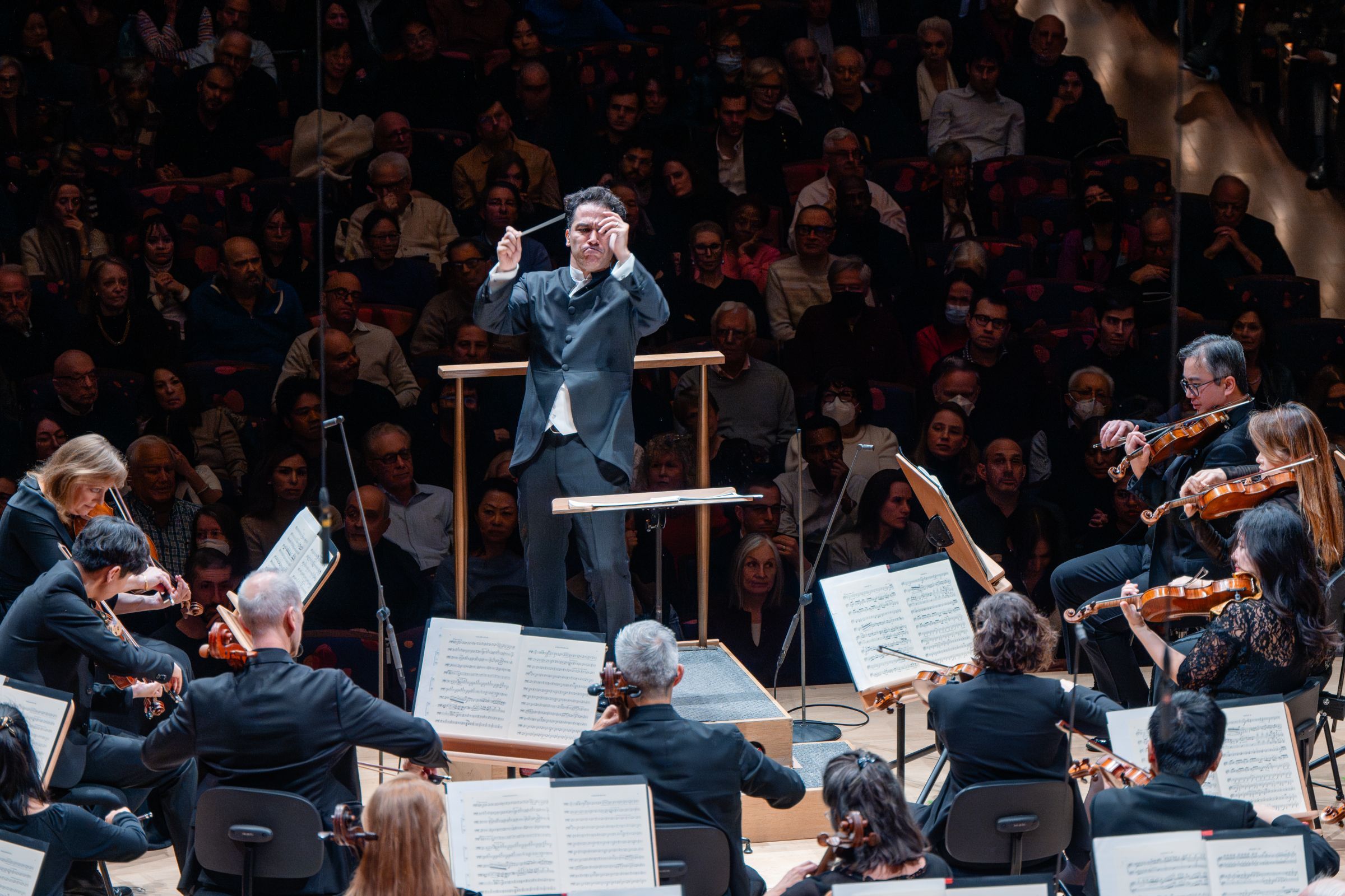 Andrés Orozco-Estrada conducts the New York Philharmonic &copy; Brandon Patoc