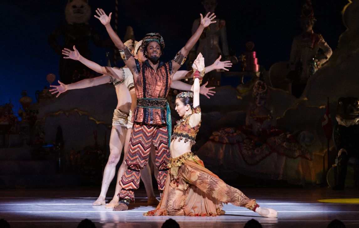 Yuriko Kajiya and Naazir Muhammad with Artists of Houston Ballet in Stanton Welch's <i>The Nutcracker</i> &copy; Lawrence Elizabeth Knox (2023), courtesy of Houston Ballet
