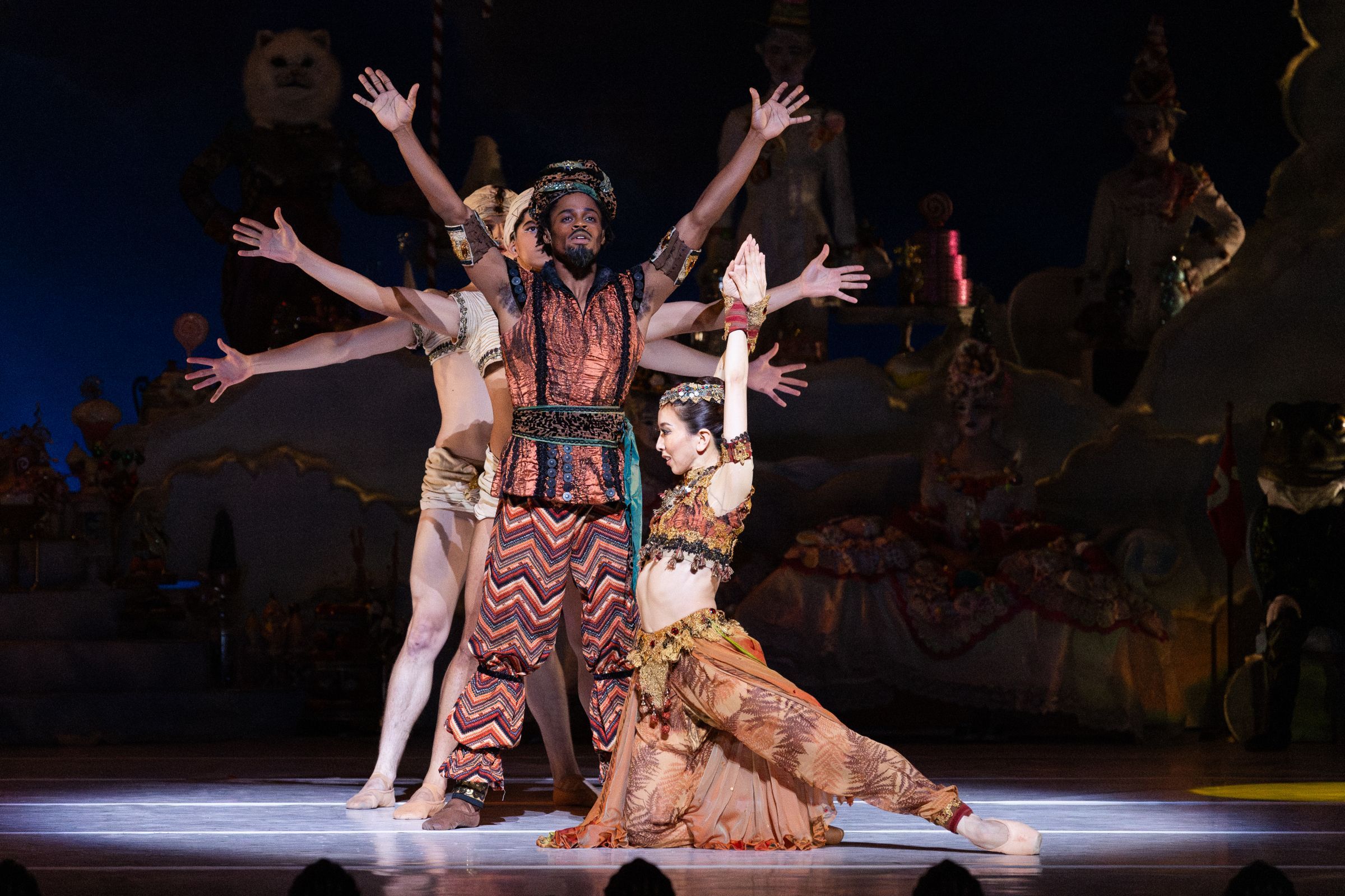 Yuriko Kajiya and Naazir Muhammad with Artists of Houston Ballet in Stanton Welch's <i>The Nutcracker</i> &copy; Lawrence Elizabeth Knox (2023), courtesy of Houston Ballet