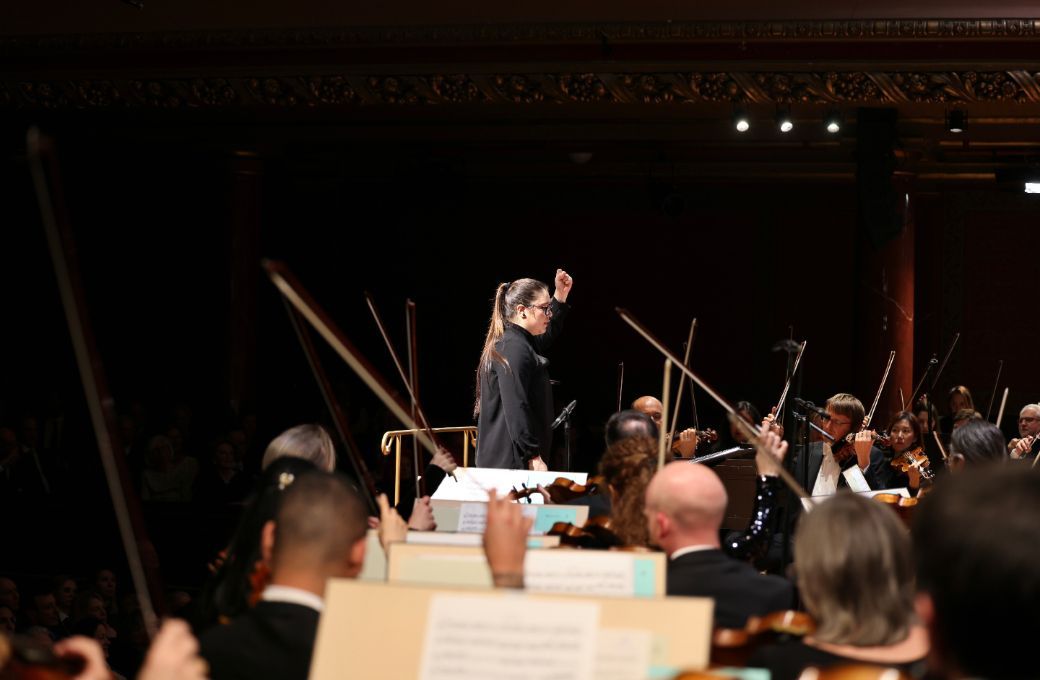 Ana Maria Patiño-Osorio conducts the Orchestre de la Suisse Romande © Anne du Chastel