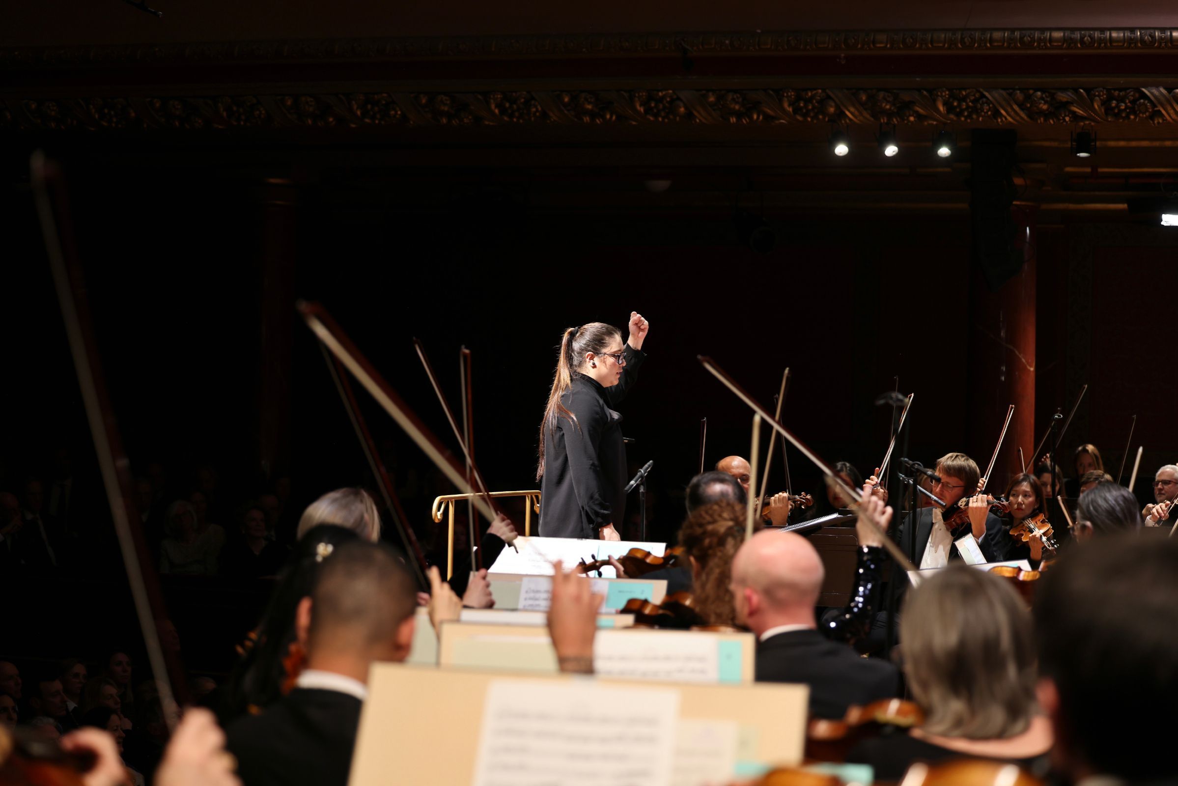 Ana Maria Patiño-Osorio conducts the Orchestre de la Suisse Romande © Anne du Chastel
