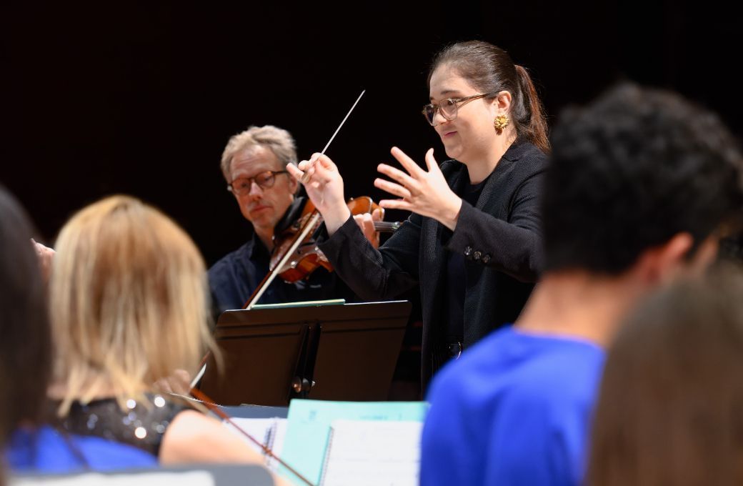 Patiño-Osorio conducts a schools concert © Alexandre Favez