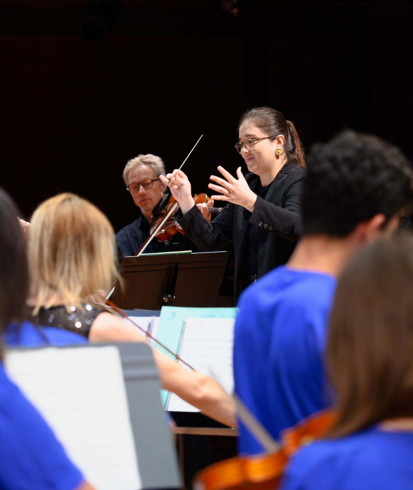 Patiño-Osorio conducts a schools concert © Alexandre Favez