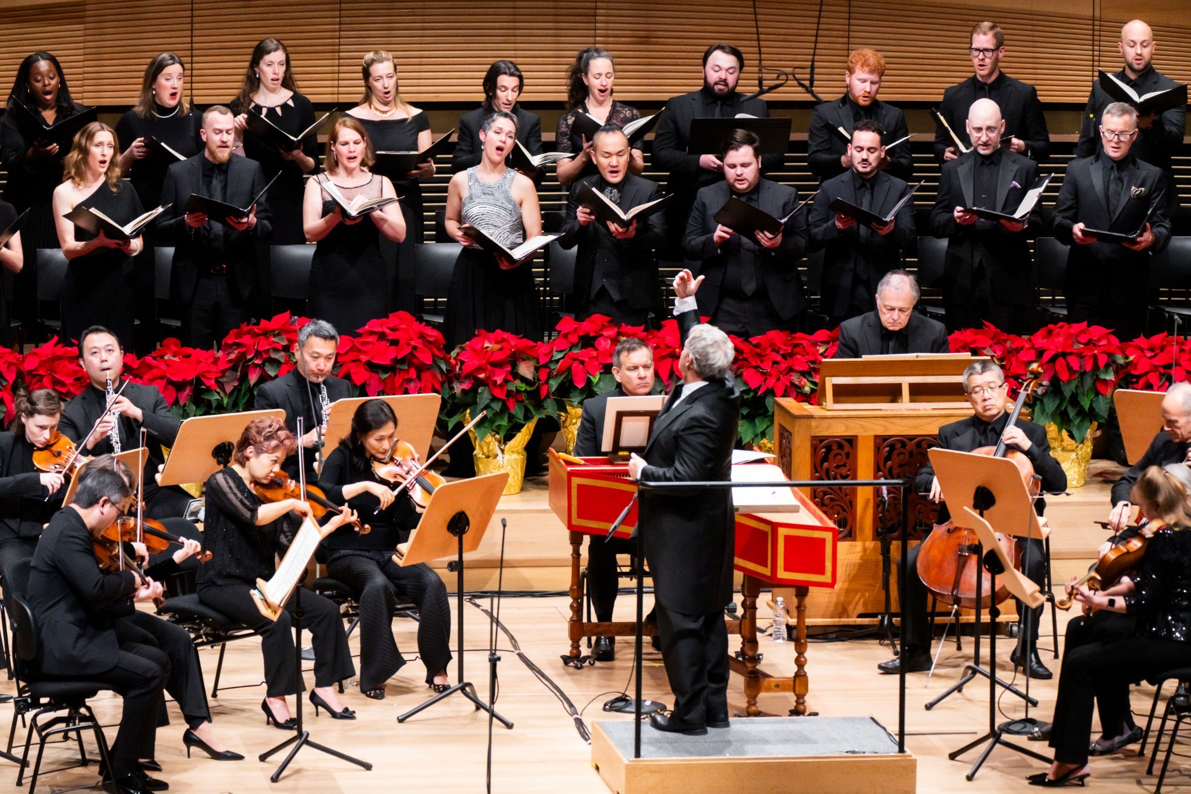 Fabio Biondi conducts the Handel and Haydn Society Chorus and the New York Philharmonic © Chris Lee