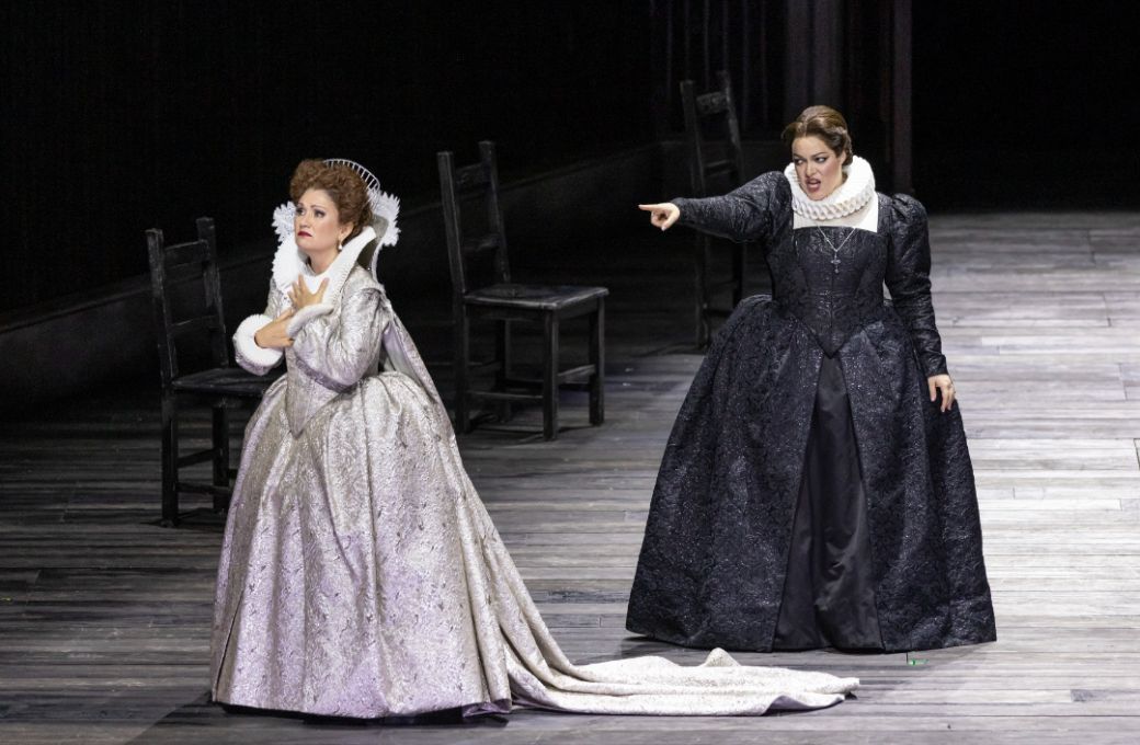 Silvia Tro Santaf&eacute; (Elisabetta) y Eleonora Buratto (Maria Stuarda) &copy; Miguel Lorenzo &amp; Mikel Ponce | Les Arts