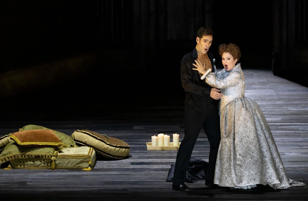 Ismael Jordi (Earl of Leicester) y Silvia Tro Santaf&eacute; (Elisabetta) &copy; Miguel Lorenzo &amp; Mikel Ponce | Les Arts