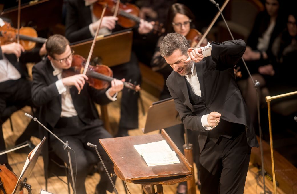 Omer Meir Wellber conducts the Prague Radio Symphony Orchestra © Vojtěch Brtnický