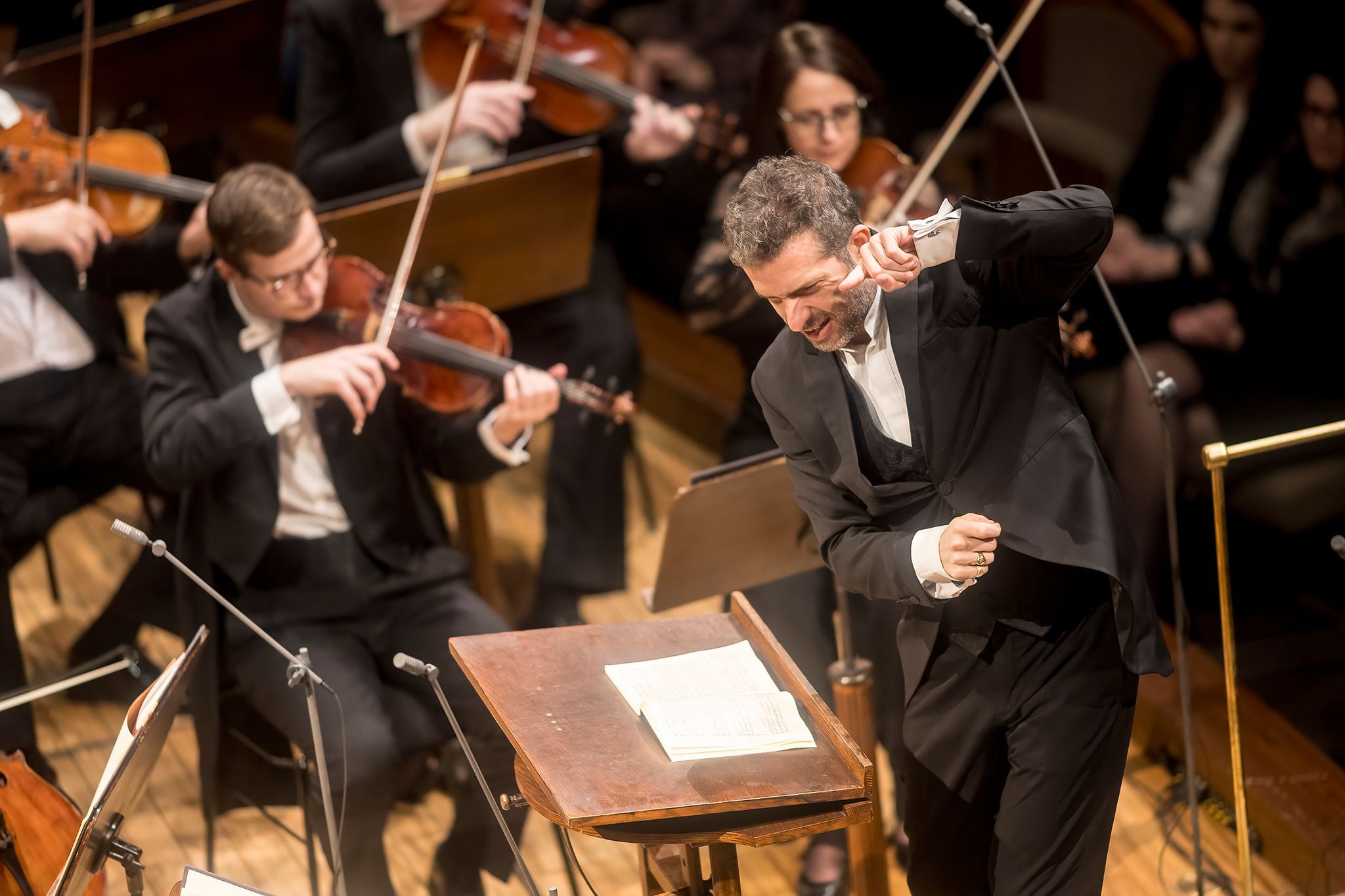 Omer Meir Wellber conducts the Prague Radio Symphony Orchestra &copy; Vojtěch Brtnický