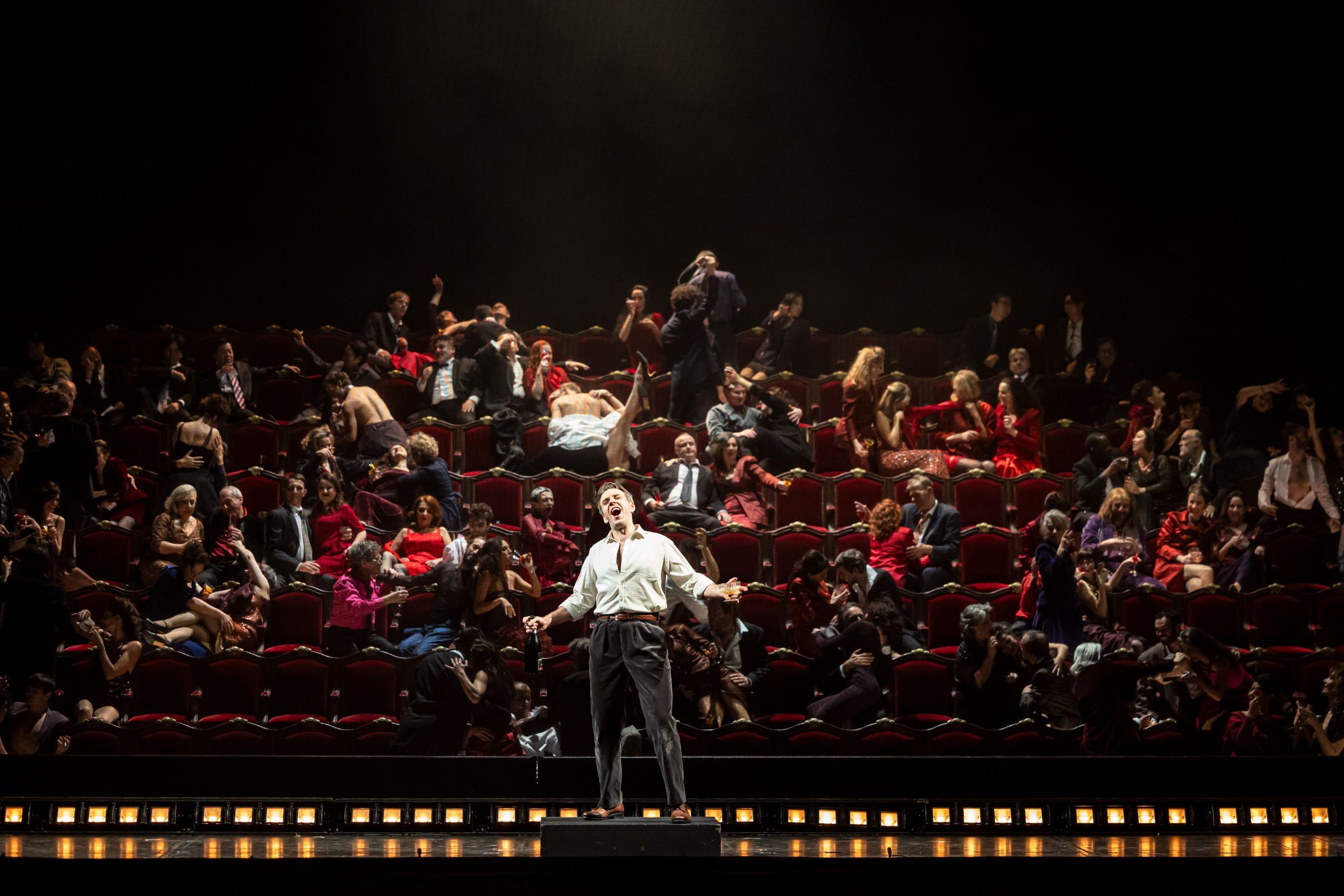 Benjamin Bernheim dans <i>Les Contes d'Hoffmann</i> &copy; Émilie Brouchon / Opéra national de Paris