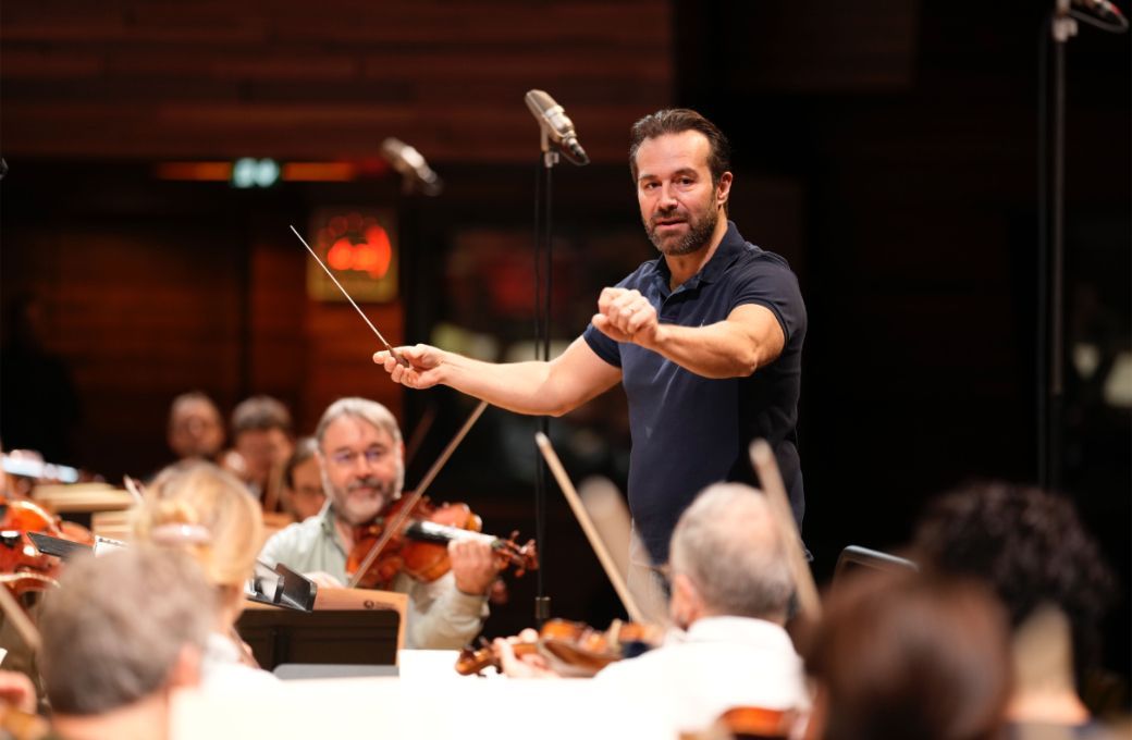Fabien Gabel en répétition dans <i>Casse-Noisette</i> avec le National &copy; Christophe Abramowitz