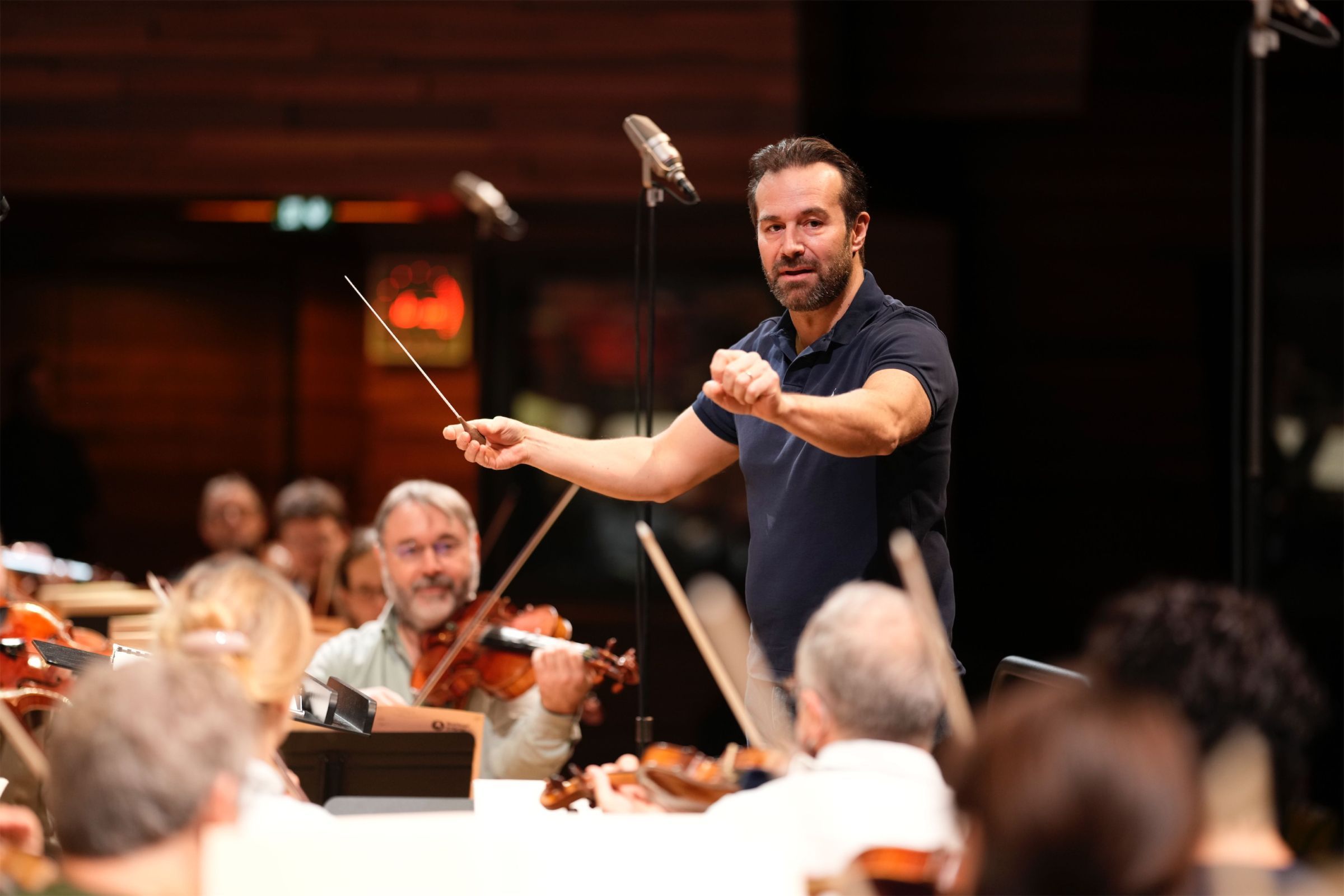 Fabien Gabel en répétition dans <i>Casse-Noisette</i> avec le National &copy; Christophe Abramowitz