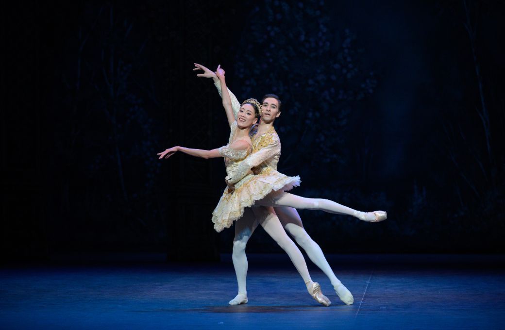 Sangeun Lee and Gareth Haw in the Grand Pas de Deux in Wayne Eagling's <i>Nutcracker</i> © Laurent Liotardo