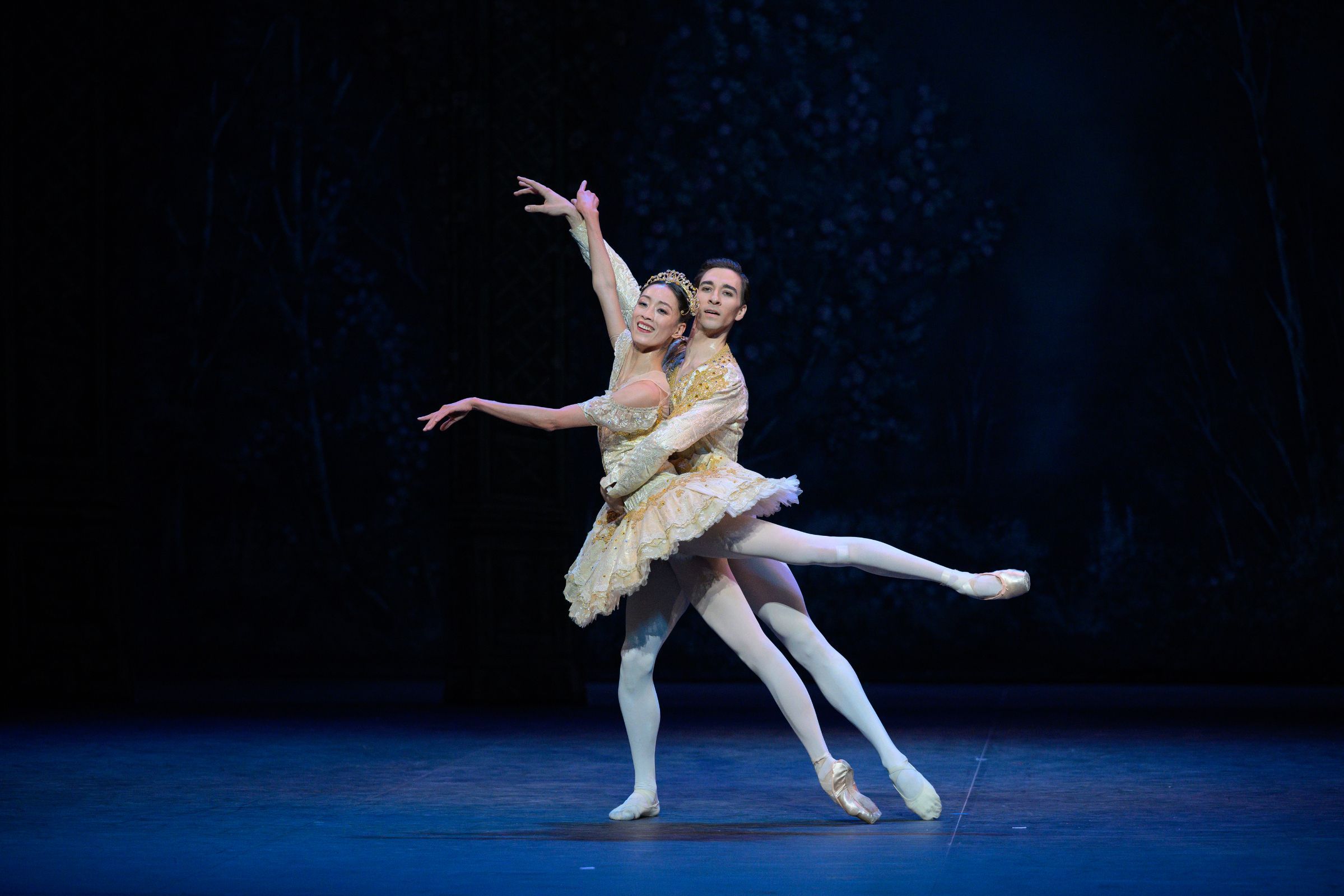 Sangeun Lee and Gareth Haw in the Grand Pas de Deux in Wayne Eagling's <i>Nutcracker</i> © Laurent Liotardo