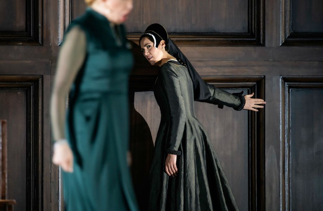 Vasilisa Berzhanskaya (Giovanna Seymour) and Federica Lombardi (Anna Bolena) &copy; Bettina St&ouml;&szlig;