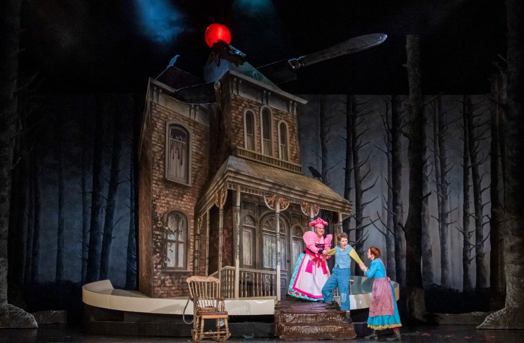 Rosie Aldridge (Witch), Anna Stéphany (Hansel) and Anna Devin (Gretel) © ROH | Tristram Kenton
