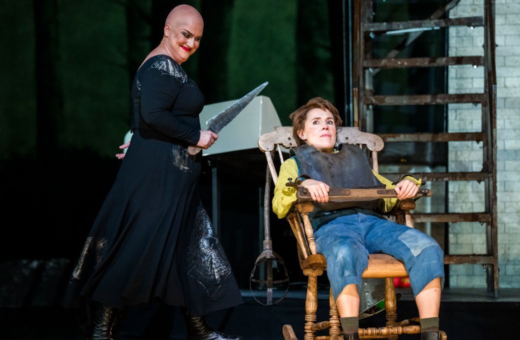 Rosie Aldridge (Witch) and Anna St&eacute;phany (Hansel) &copy; ROH | Tristram Kenton