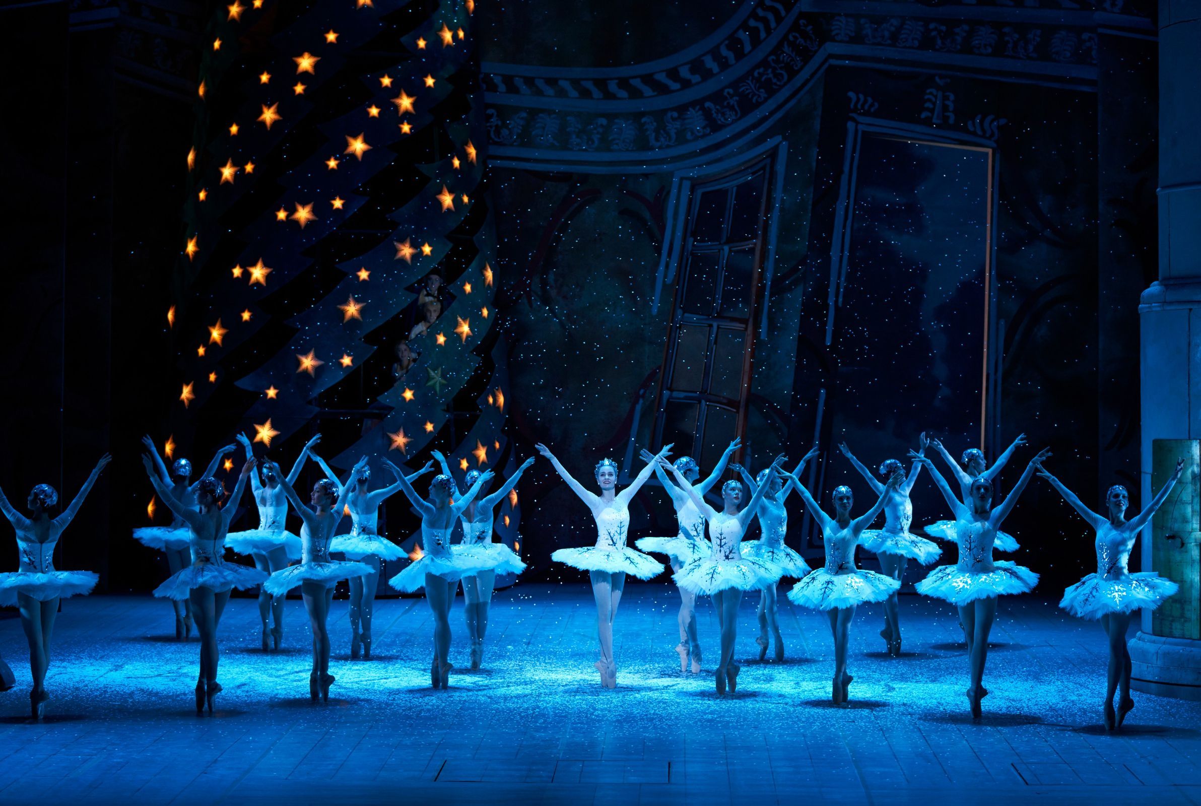 Royal Swedish Ballet and Taylor Yanke in Pär Isberg's <i>The Nutcracker</i> &copy; Nils Emil Nylander