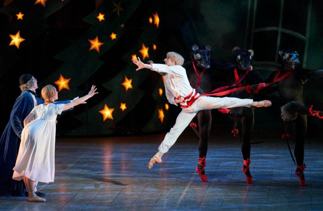 Royal Swedish Ballet, Oscar Salomonsson, Louise Camelbeke and Frei Ruhl in <i>The Nutcracker</i> &copy; Nils Emil Nylander