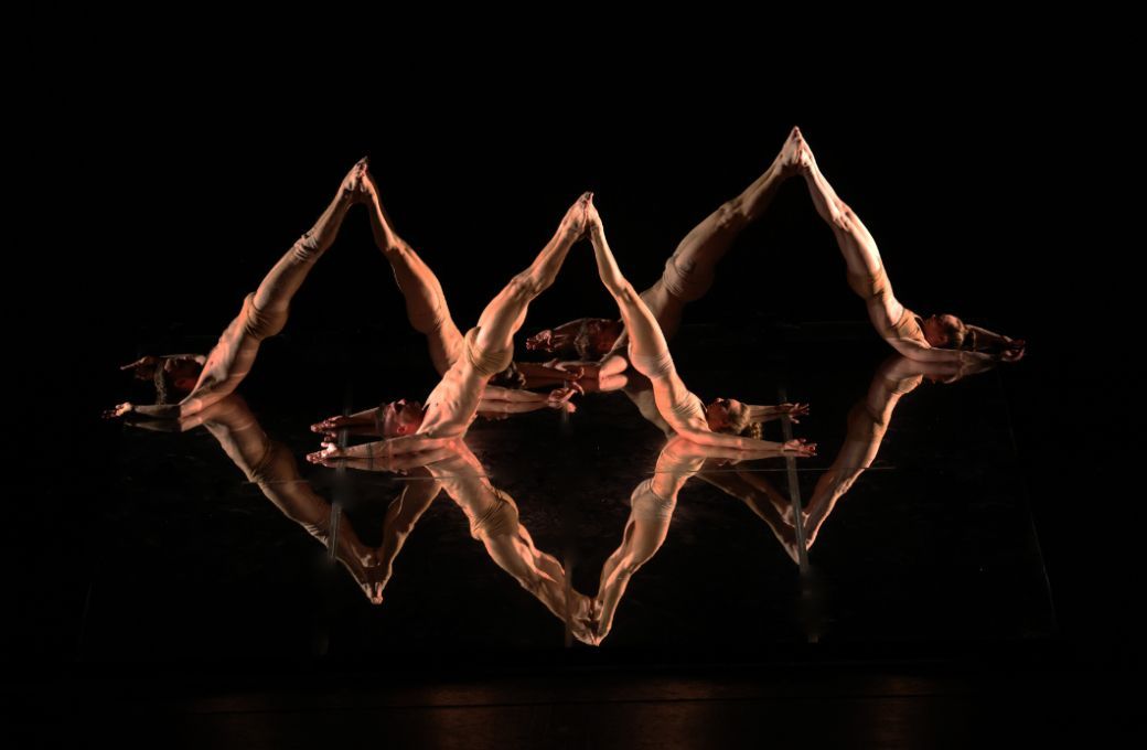 MOMIX dancers Anthony Bocconi, Jessica Adams, Jason Williams, Seah Hagan and Teddy Fatscher © Quinn Pendleton