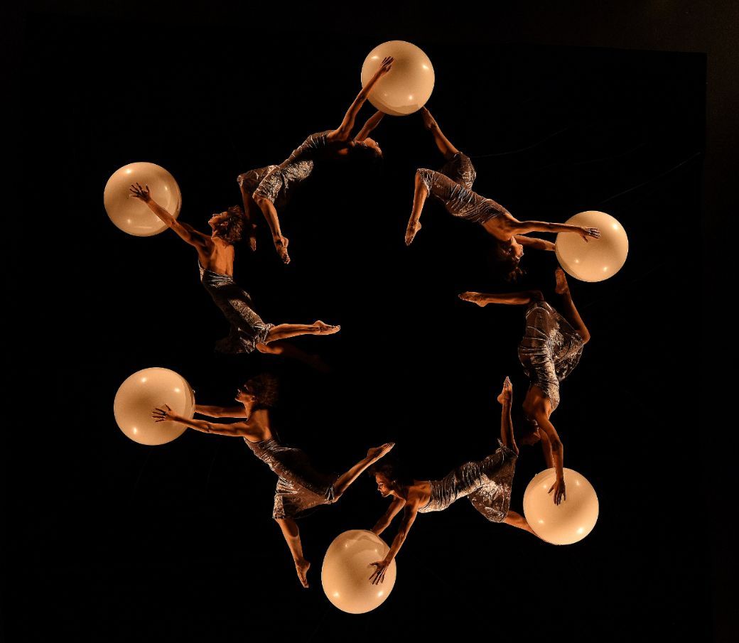 Dancers from MOMIX in the Joyce Theater Holiday Season &copy; Moses Pendleton