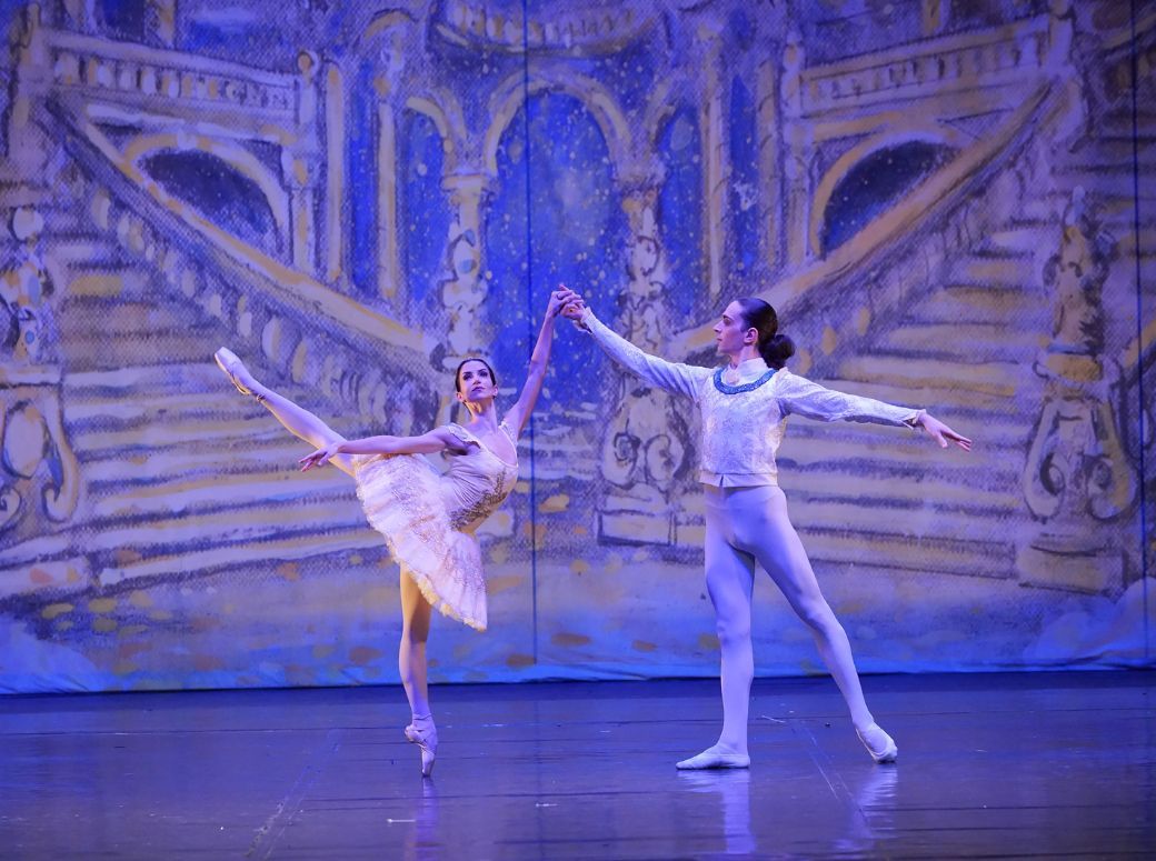Analiya Dimitrova as the Sugar Plum Fairy and Fiordi Lloha as the Prince in <i>The Nutcracker</i> © Ballet of the State Opera Stara Zagora Bulgary