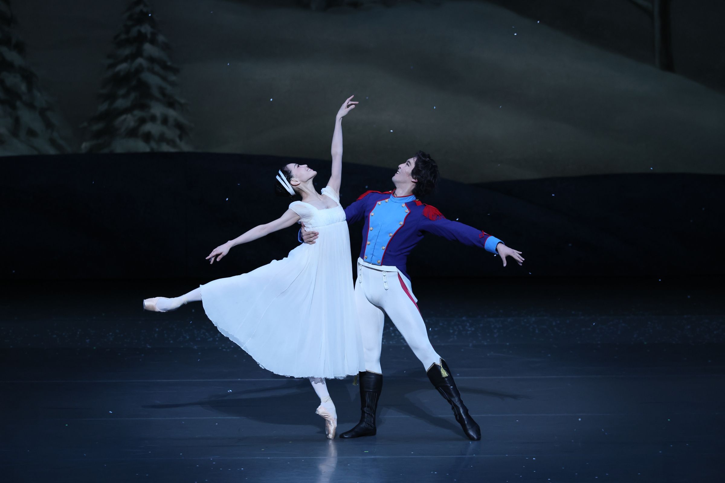 Ayako Ono as Clara and Yudai Fukuoka as Nutcracker in Eagling's <i>The Nutcracker and the Mouse King</i> © Kiyonori Hasegawa
