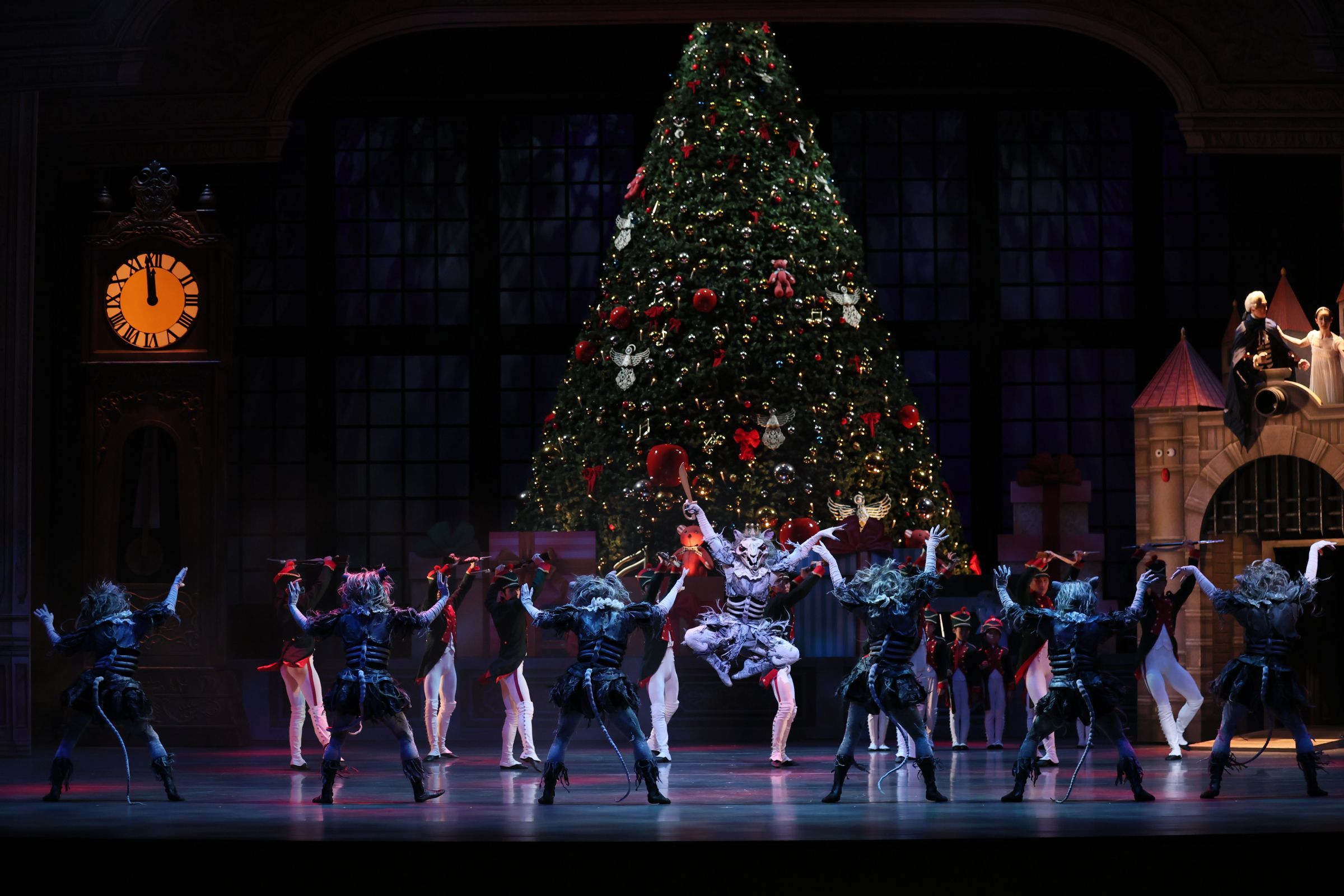 National Ballet of Japan in Wayne Eagling's <i>The Nutcracker and the Mouse King</i> © Kiyonori Hasegawa