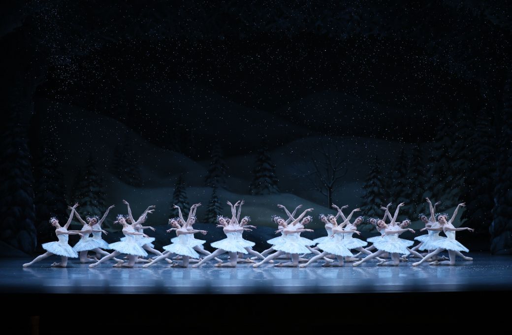 National Ballet of Japan in the Snow Scene in <i>The Nutcracker and the Mouse King</i> © Kiyonori Hasegawa