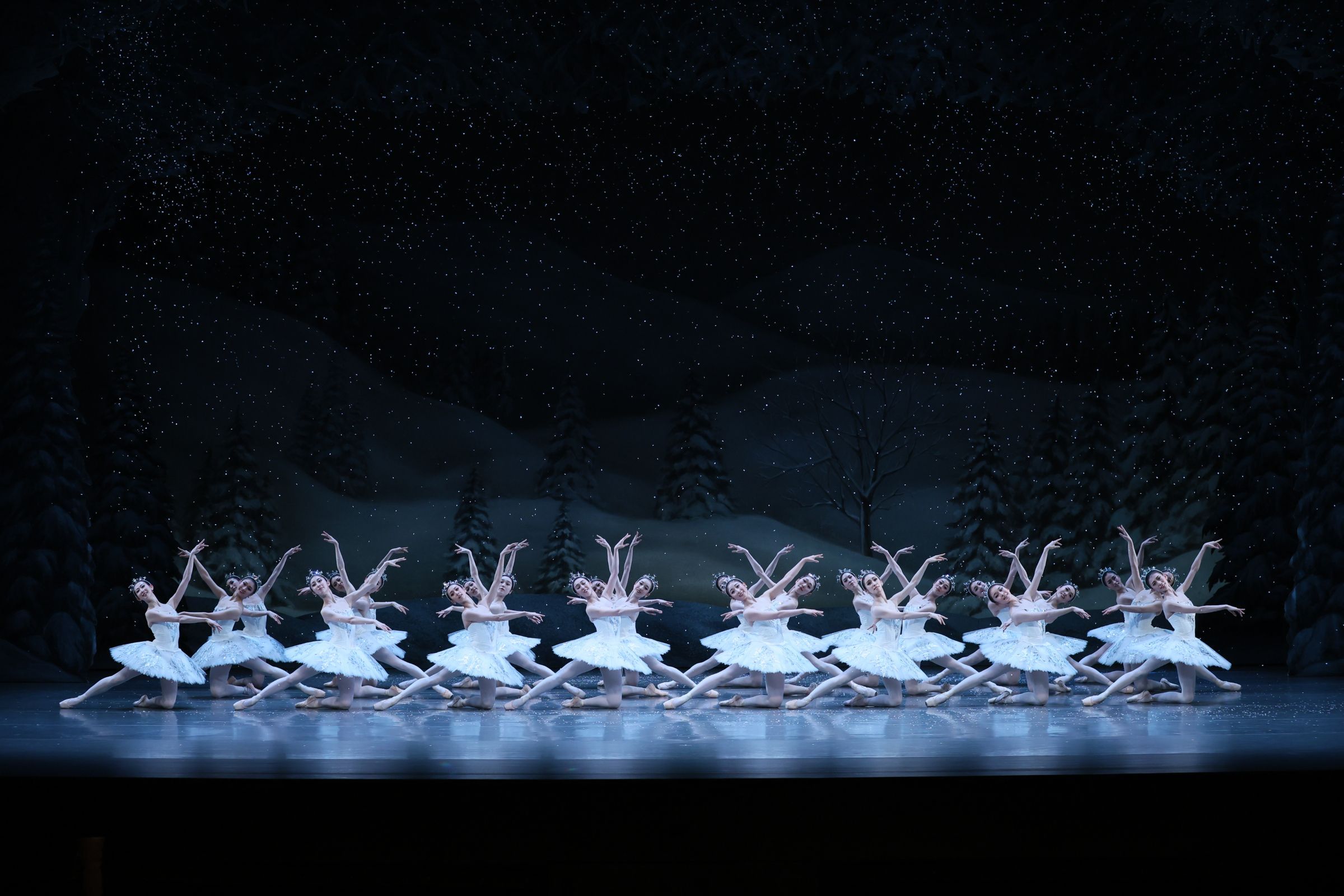 National Ballet of Japan in the Snow Scene in <i>The Nutcracker and the Mouse King</i> © Kiyonori Hasegawa