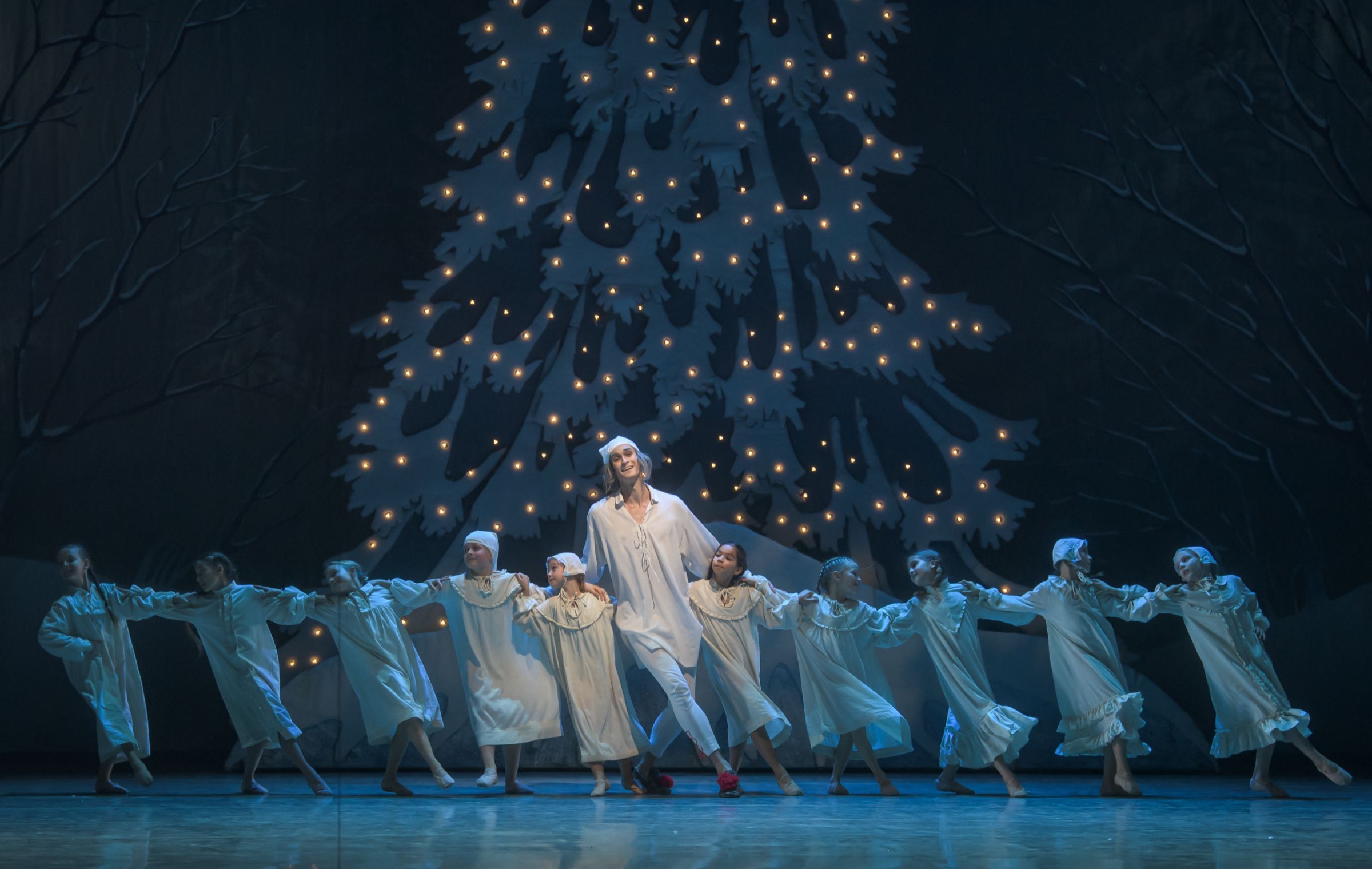 John Powers as Scrooge with the Czech National Ballet School in <i>The Nutcracker – A Christmas Carol</i> © Serghei Gherciu