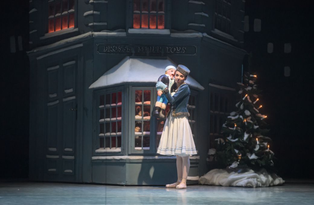 Alina Nanu as Clara in Youri Vàmos’ <i>The Nutcracker – A Christmas Carol</i> © Serghei Gherciu