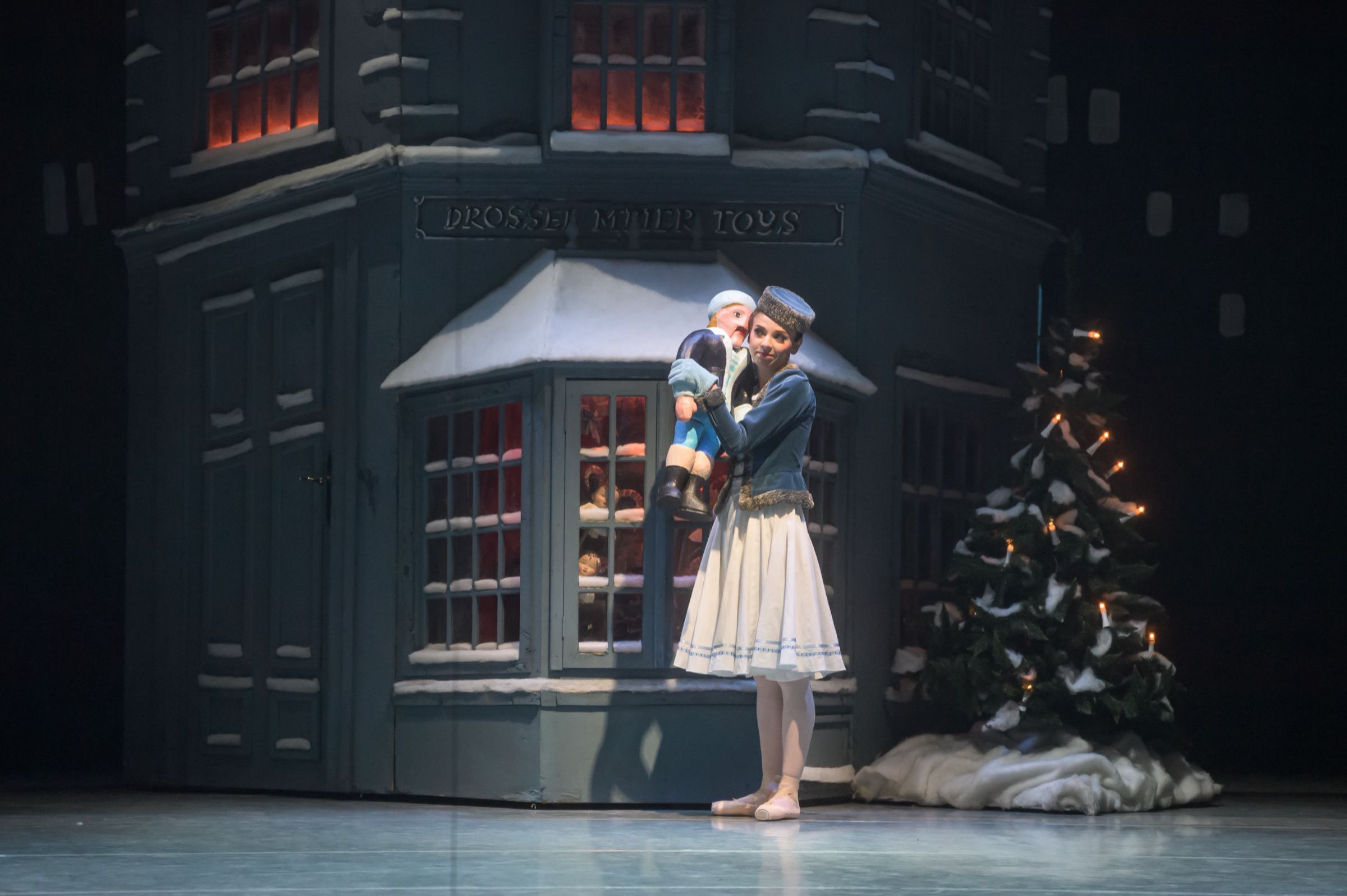 Alina Nanu as Clara in Youri Vàmos’ <i>The Nutcracker – A Christmas Carol</i> © Serghei Gherciu