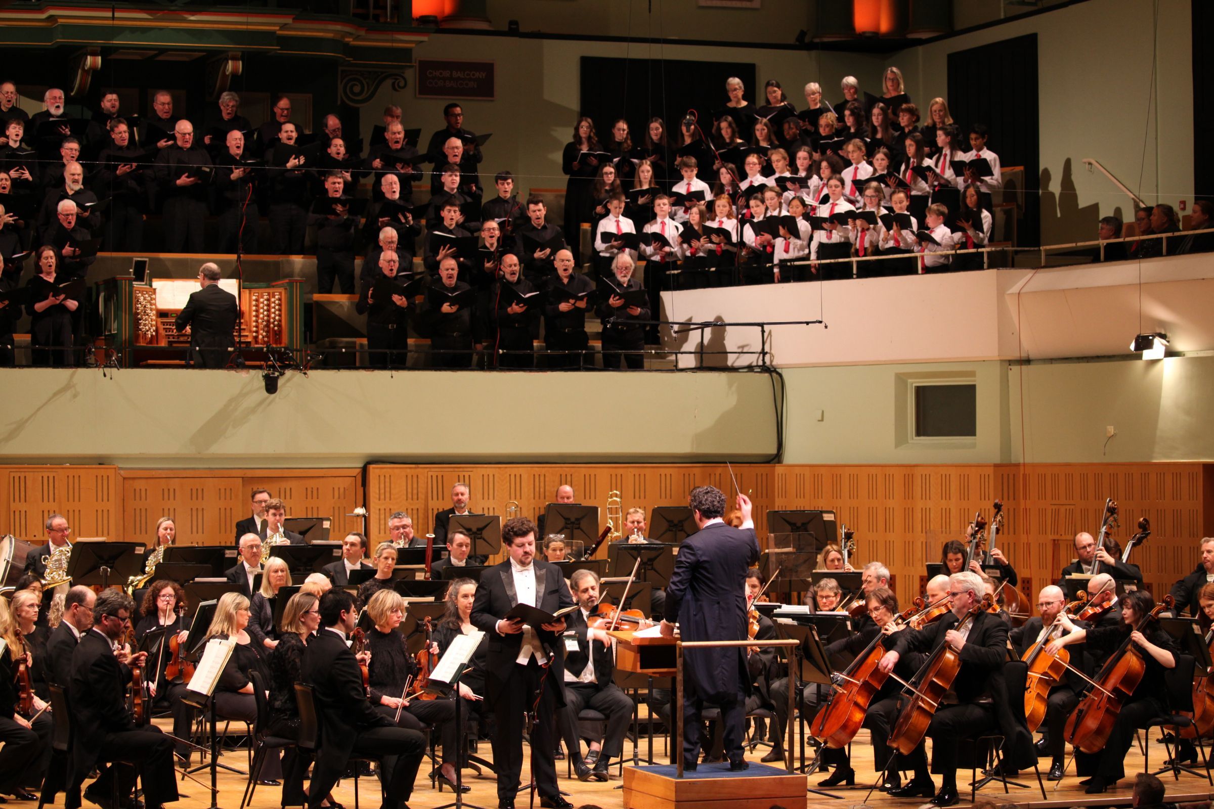 Jean-Luc Tingaud conducts the Cór na nÓg, Cór Linn and the National Symphony Orchestra and Chorus, © Aisling McCarthy