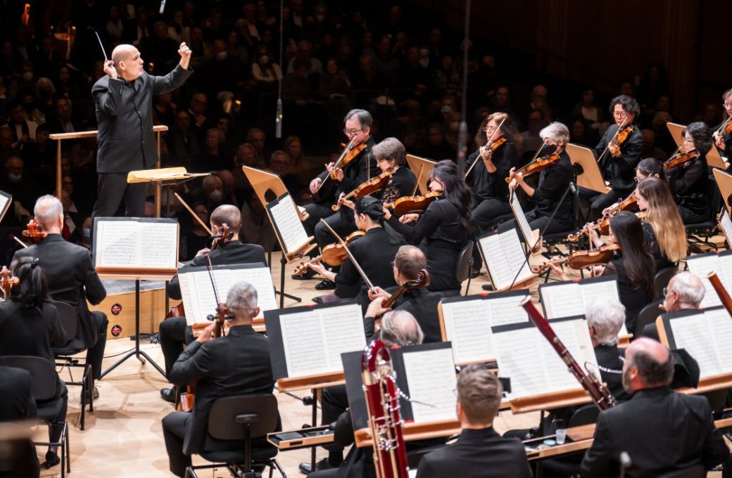 Jaap van Zweden conducts the New York Philharmonic &copy; Chris Lee