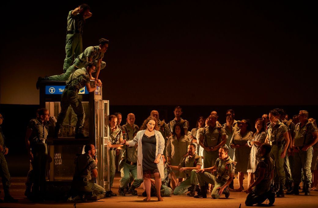 Cl&eacute;mentine Margaine (Carmen) rodeada de soldados &copy; Gran Teatre del Liceu