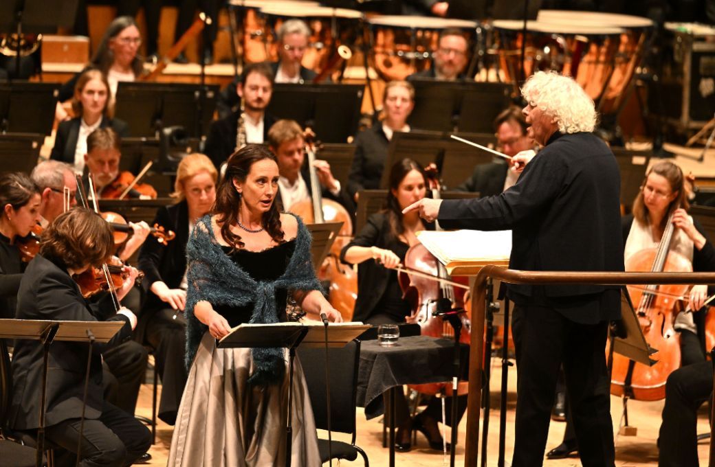 Agneta Eichenholz, Sir Simon Rattle and the London Symphony Orchestra © LSO | Mark Allan