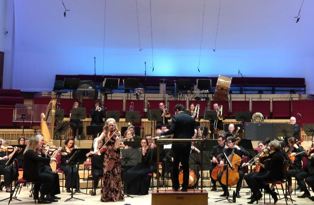 Simone Lamsma, Domingo Hindoyan and the RLPO © Royal Liverpool Philharmonic Orchestra