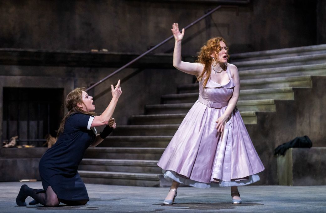 Nina Stemme (Elektra), Sara Jakubiak (Chrysothemis) &copy; ROH | Tristram Kenton